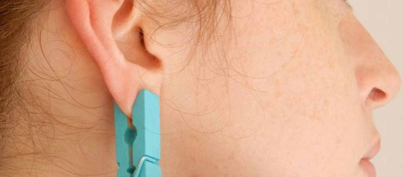 Ιδού ο απίστευτος λόγος που πρέπει να βάζουμε ένα μανταλάκι στο αυτί μας (φώτο)